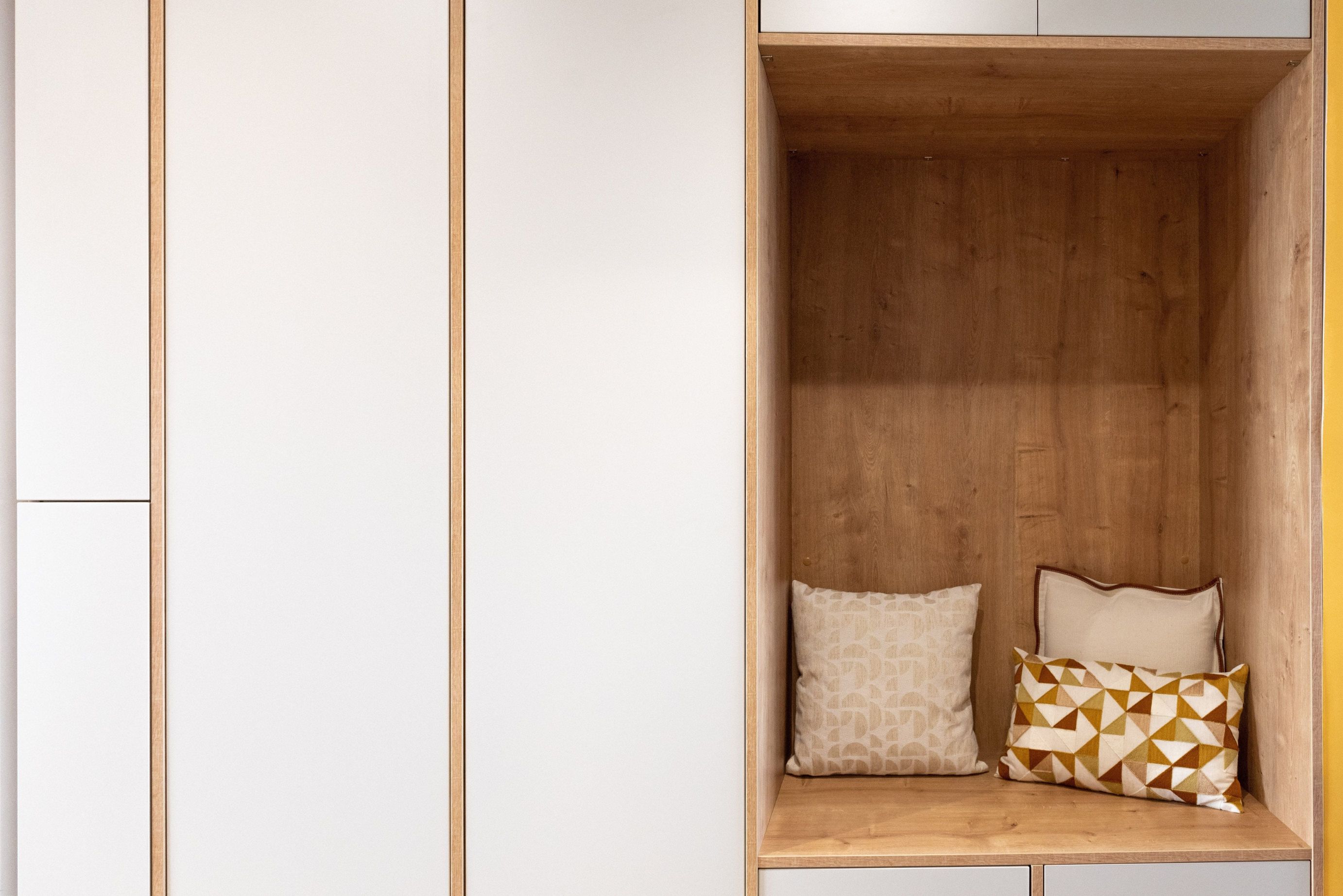 Créez une entrée chaleureuse avec un meuble banquette