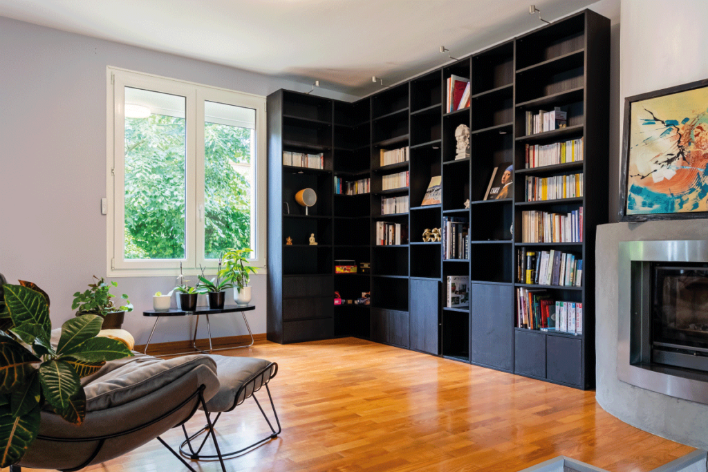 bibliothèque sur mesure en angle noir bois