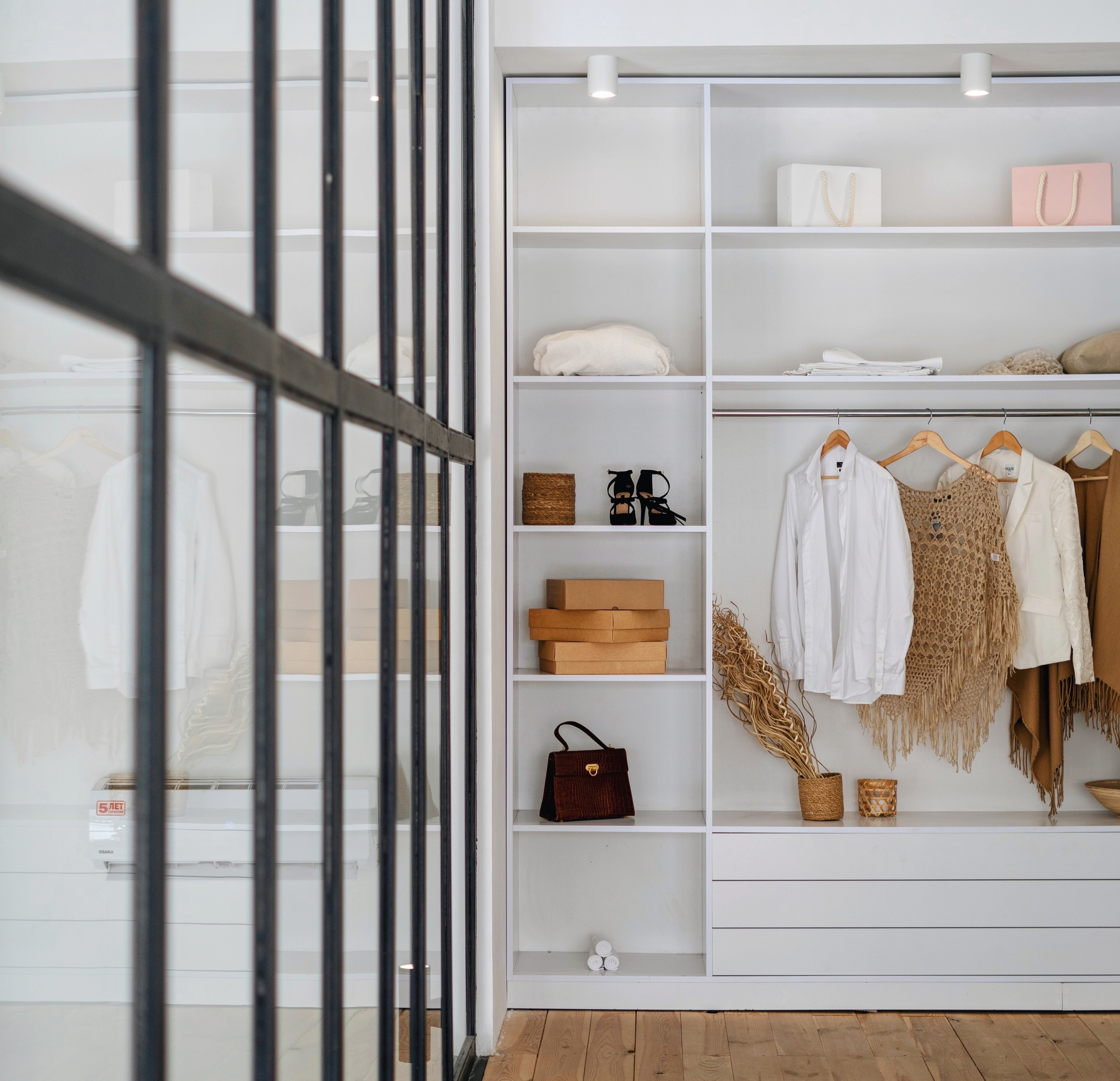 Pourquoi faut-il fixer son dressing sur mesure au mur ?